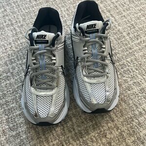 Nike Vomero 5 size 8